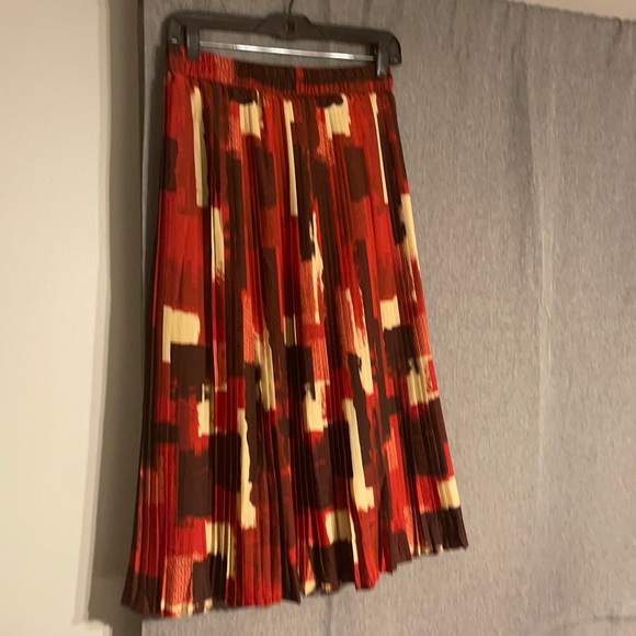 RED PATTERN PLEATED SKIRT SZPM - Picture 1 of 3